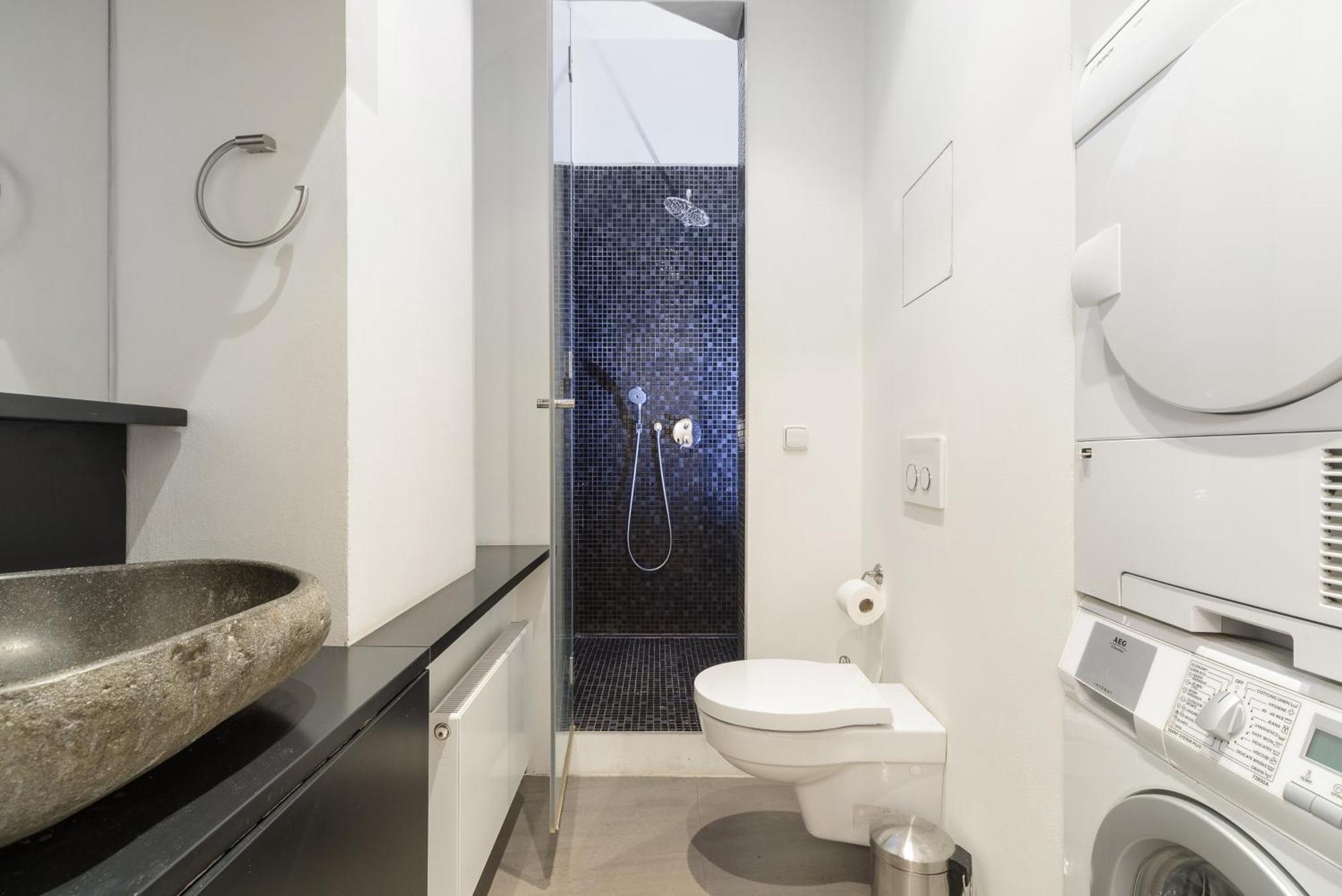 Spacious Near Wenceslas Square With Master Bed Apartmán