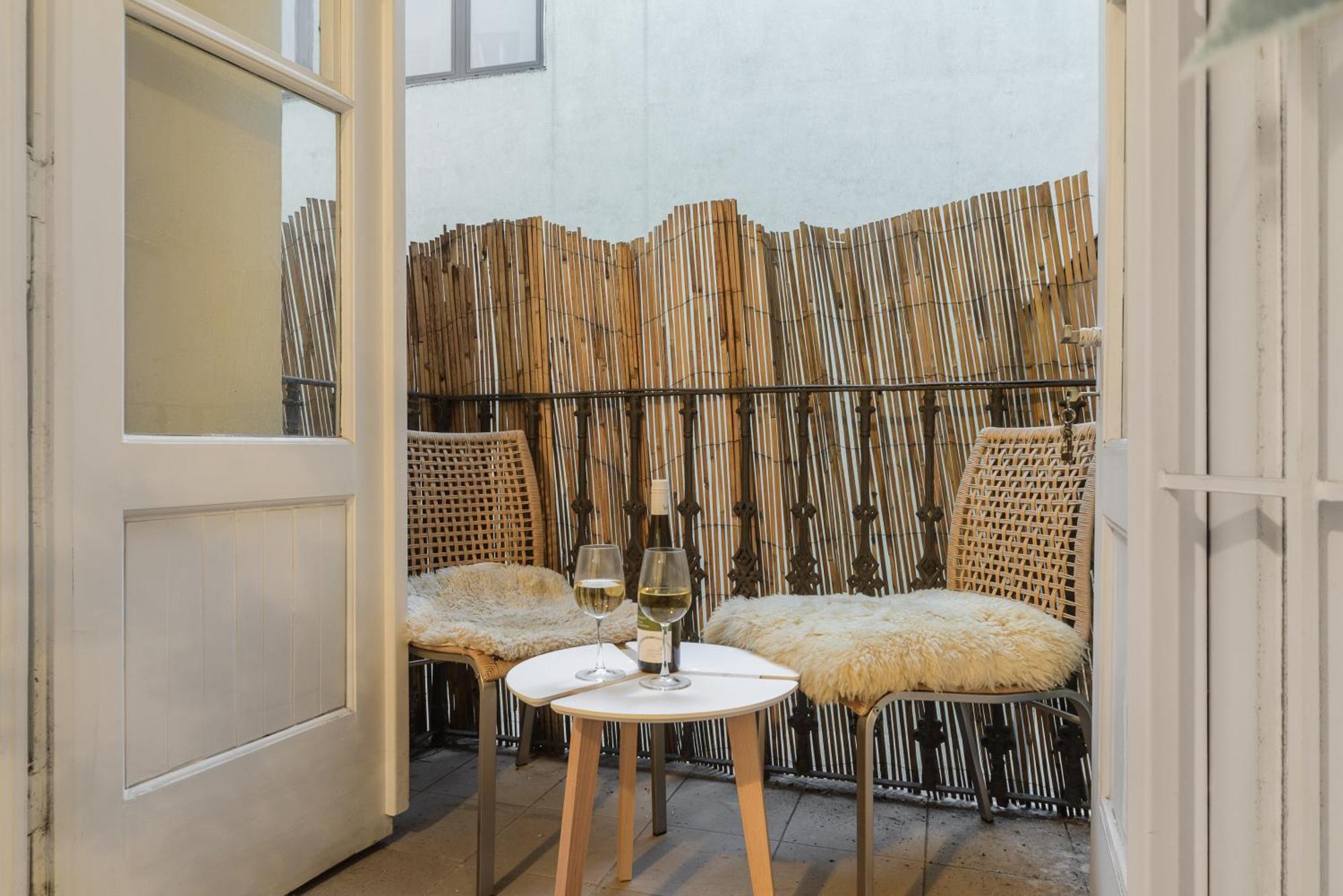 Spacious Near Wenceslas Square With Master Bed Praha